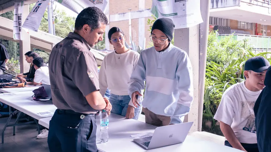 Estudiantes de ingeniería muestran la investigación en el aula