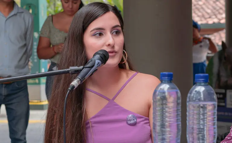 Charla hall biblioteca (7) (1)